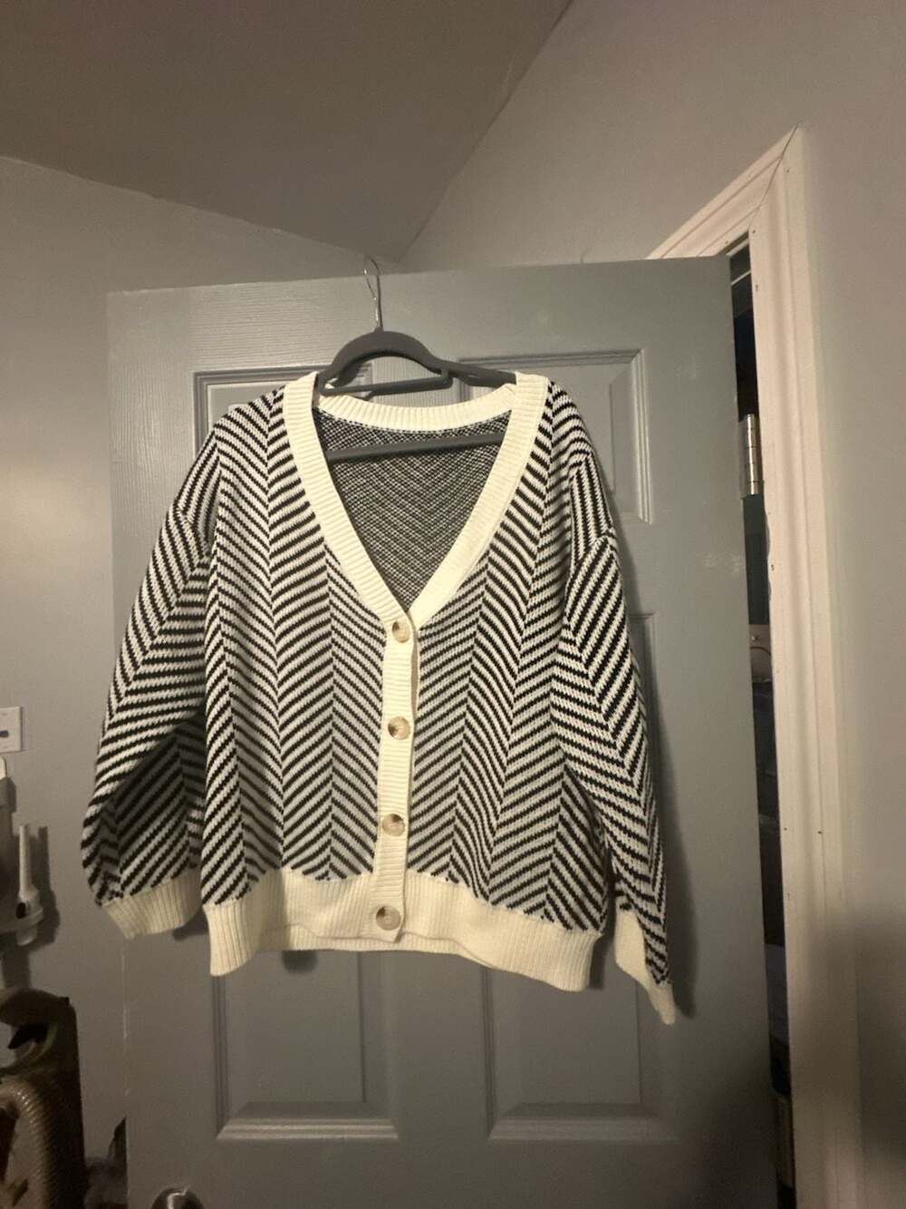 ZAFUL Women's Black and White Herringbone Knit Button-Up Cardigan